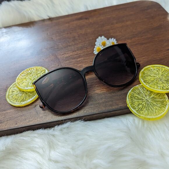 Large Tortoiseshell  Frame Cat Eye Sunglasses - Picture 4 of 7